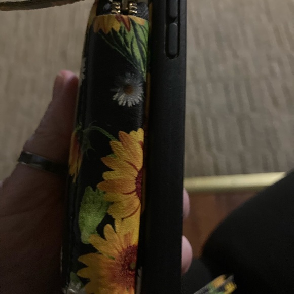 I phone SE 2020. Mint condition. No scratches, cracks,128 storage.Black. - Picture 4 of 5